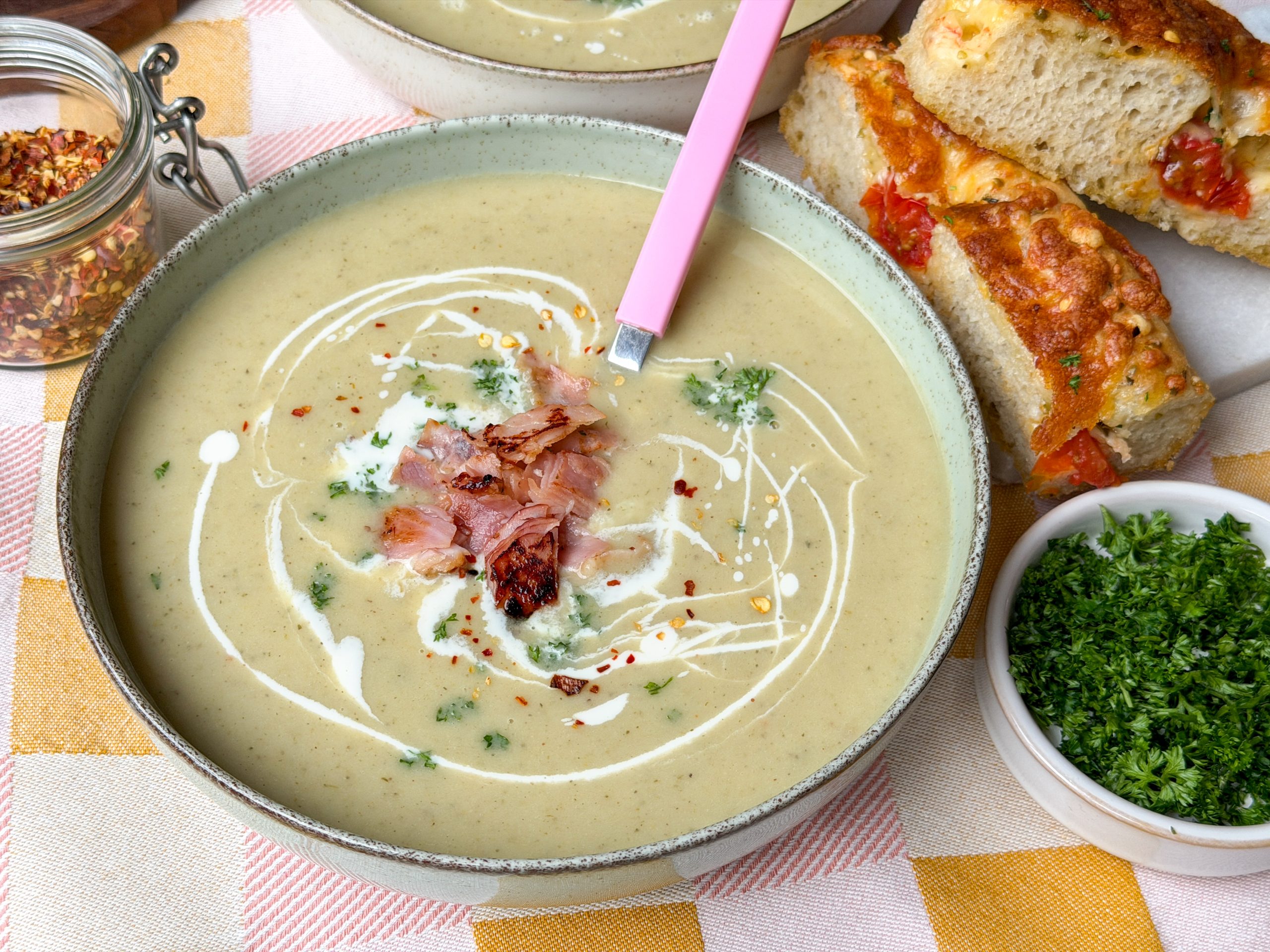 witlofsoep met room swirl en krokante ham als topping