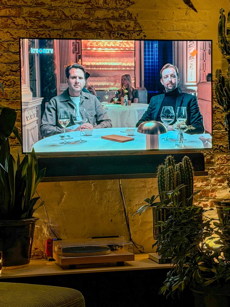 Fomo chefs kijken op de televisie