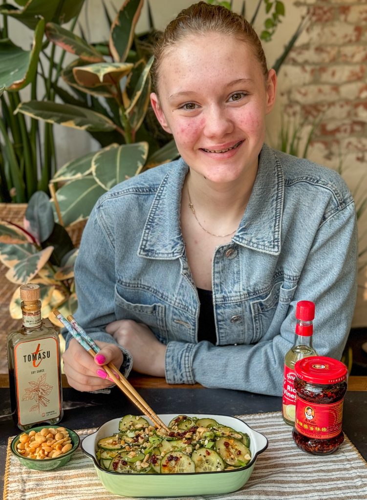 Amaranthe met Aziatische komkommersalade, een van de best bekeken recepten van 2025 op Familie over de Kook