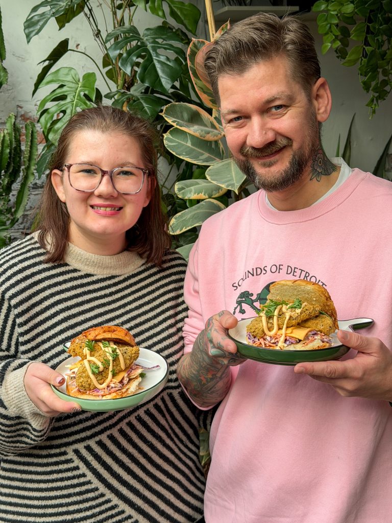 Beaudine en Jan-Willem houden zelfgemaakte burgers omhoog.
