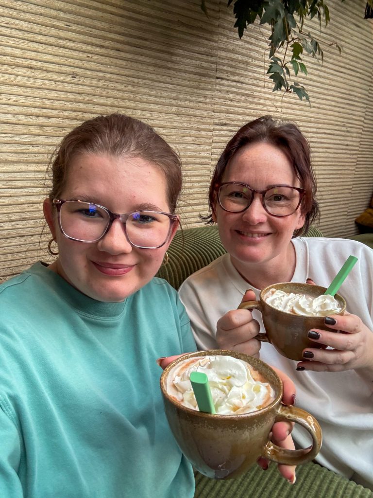 Beaudine en marie louise met warme chocolademelk