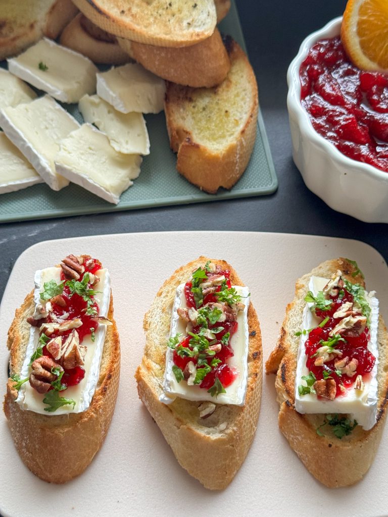 Bruschetta met brie, cranberry compote, pecannoten en peterselie
