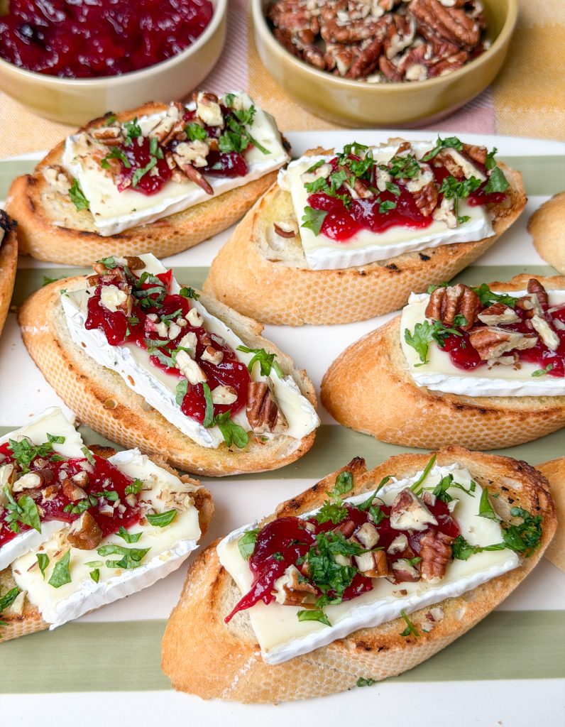 Bruschetta met brie, cranberry compote, pecannoten en verse peterselie