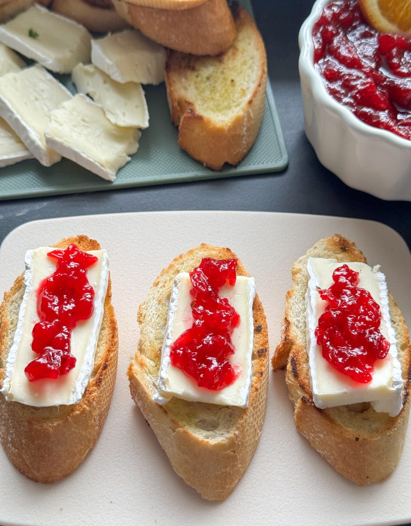 Cranberry compote op brie