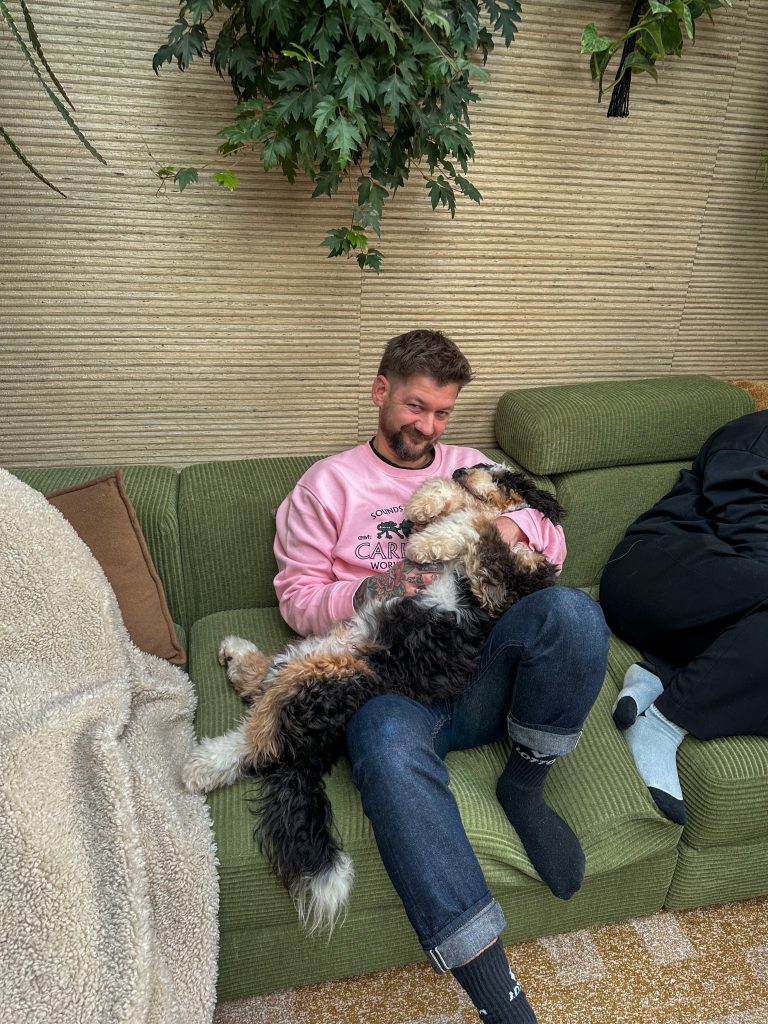 Jan willem en Legend op de bank samen