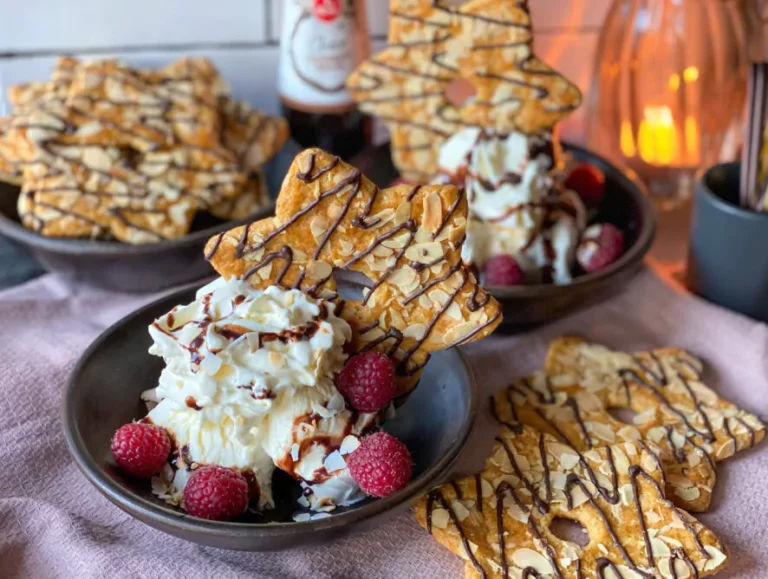 Kerst toetje met ijs, chocoladesaus en koeksterren voor een stressvrije kerst