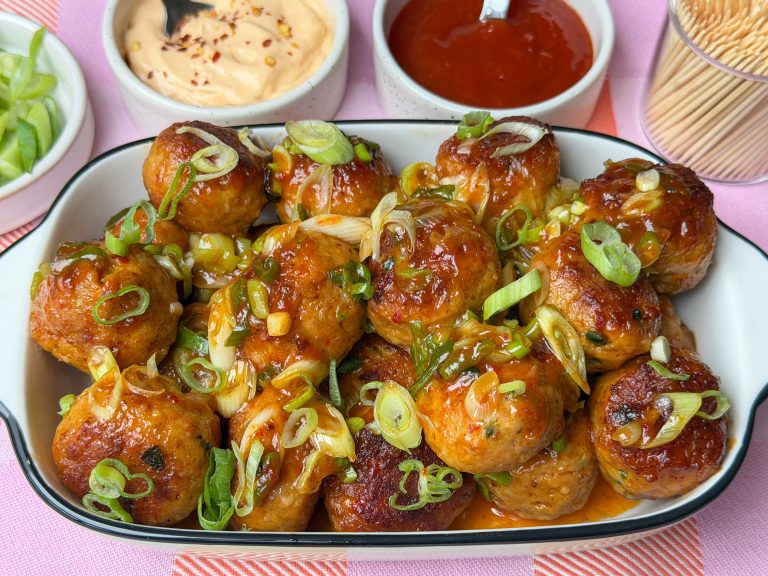 kipgehaktballetjes met cheddar en bosui in schaaltje recept