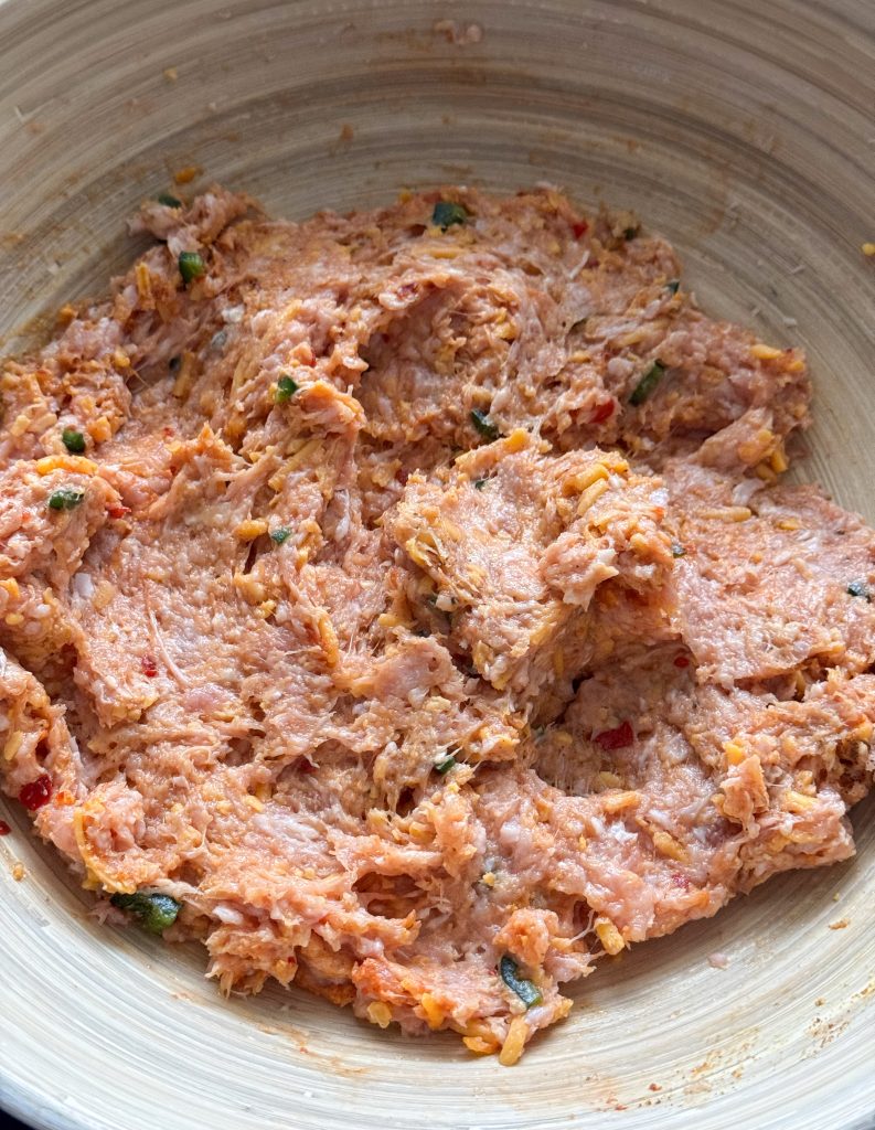 Gekneed gehaktmengsel met cheddar, jalapeño en specerijen