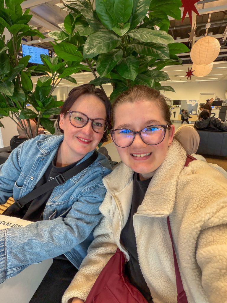 Beaudine en Marie Louise wachten bij de ikea samen