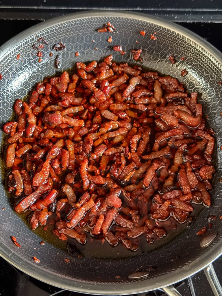 Krokante spekjes bakken in koekenpan met crispy chili olie