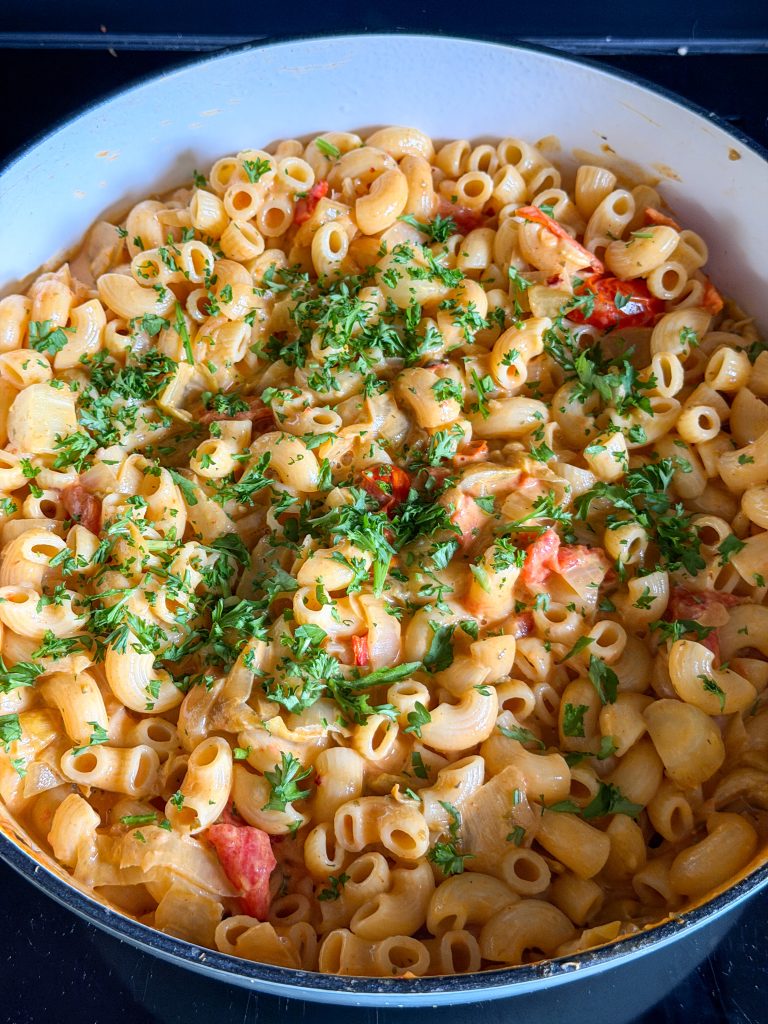 Pasta met witlof afmaken in de pan