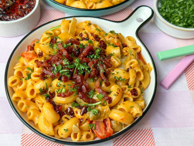 Romige pasta met witlof en spekjes recept op rond bord