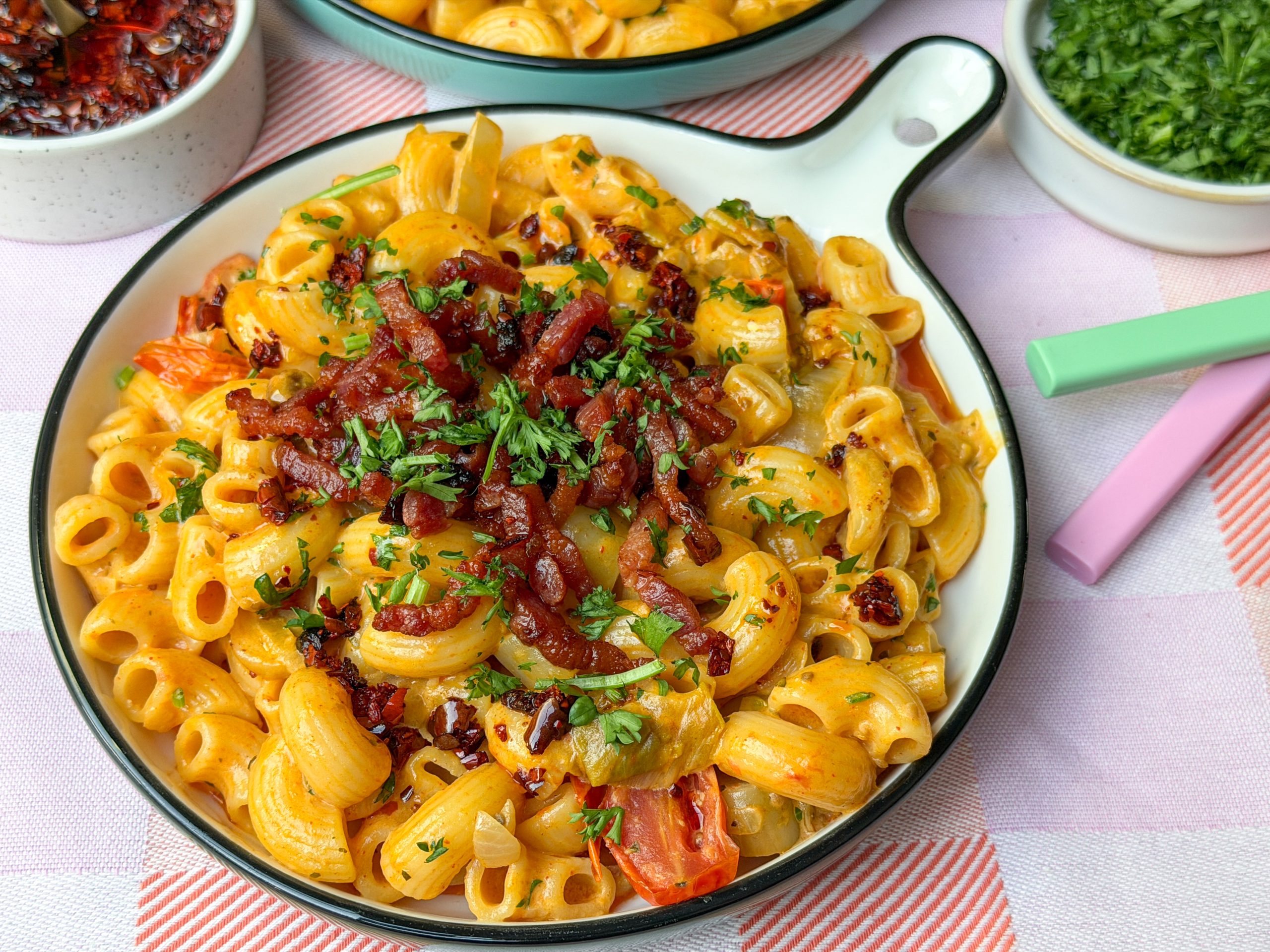 Romige pasta met witlof en spekjes recept op rond bord
