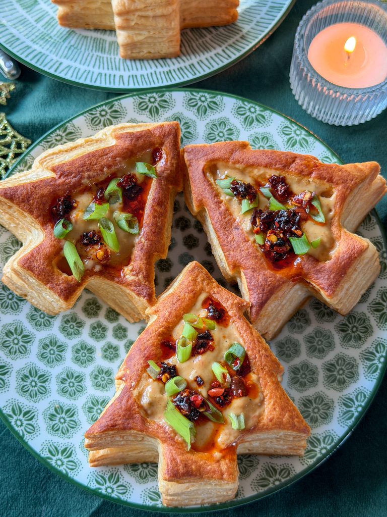 pasteitjes met ragout op een groen bord