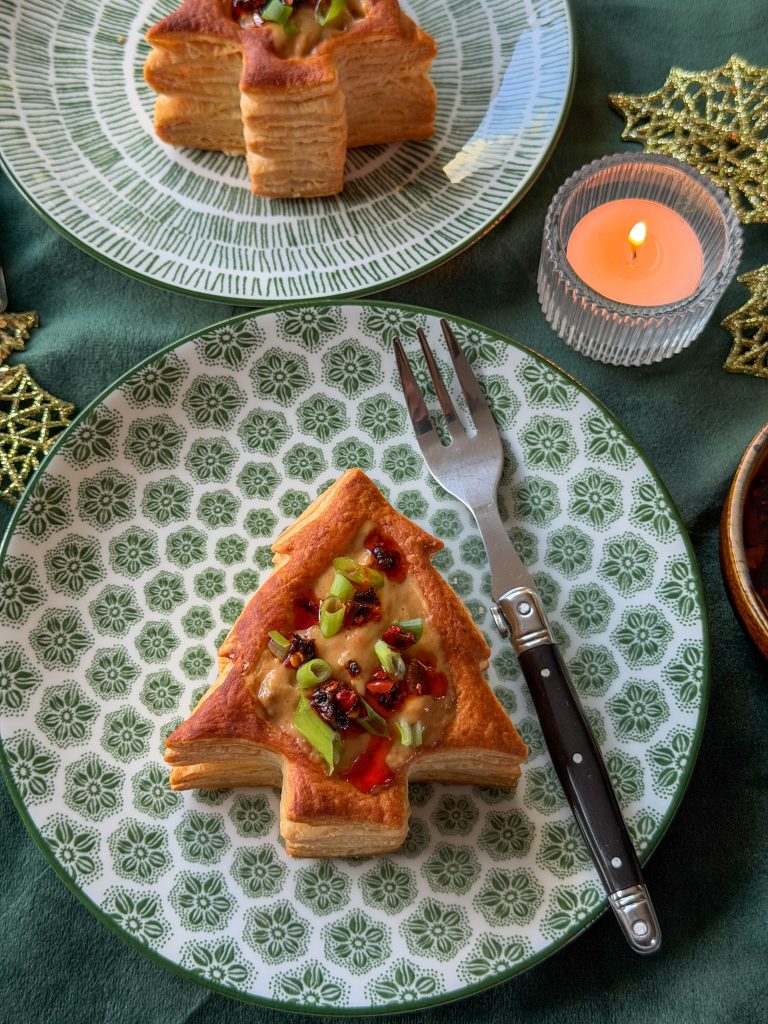 Bladerdeeg pasteitje gevulde met warme saté ragout