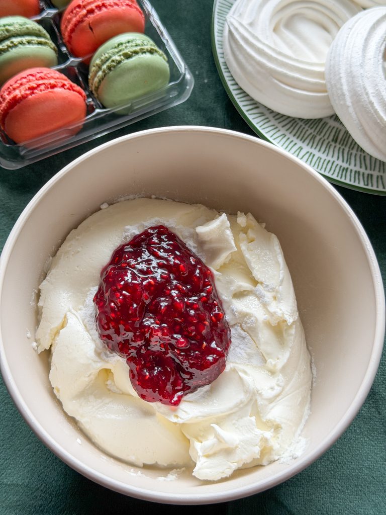 mascarpone met frambozenjam in kom voor het maken van vulling