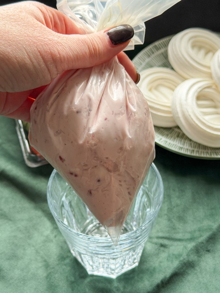 Gevulde spuitzak met frambozen mascarponecrème