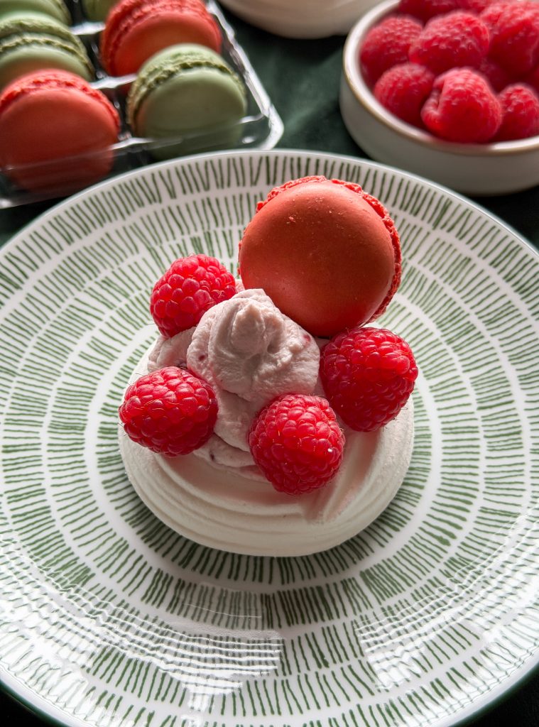 Pavlova gevuld met mascarpone en afgemaakt met frambozen en macaron