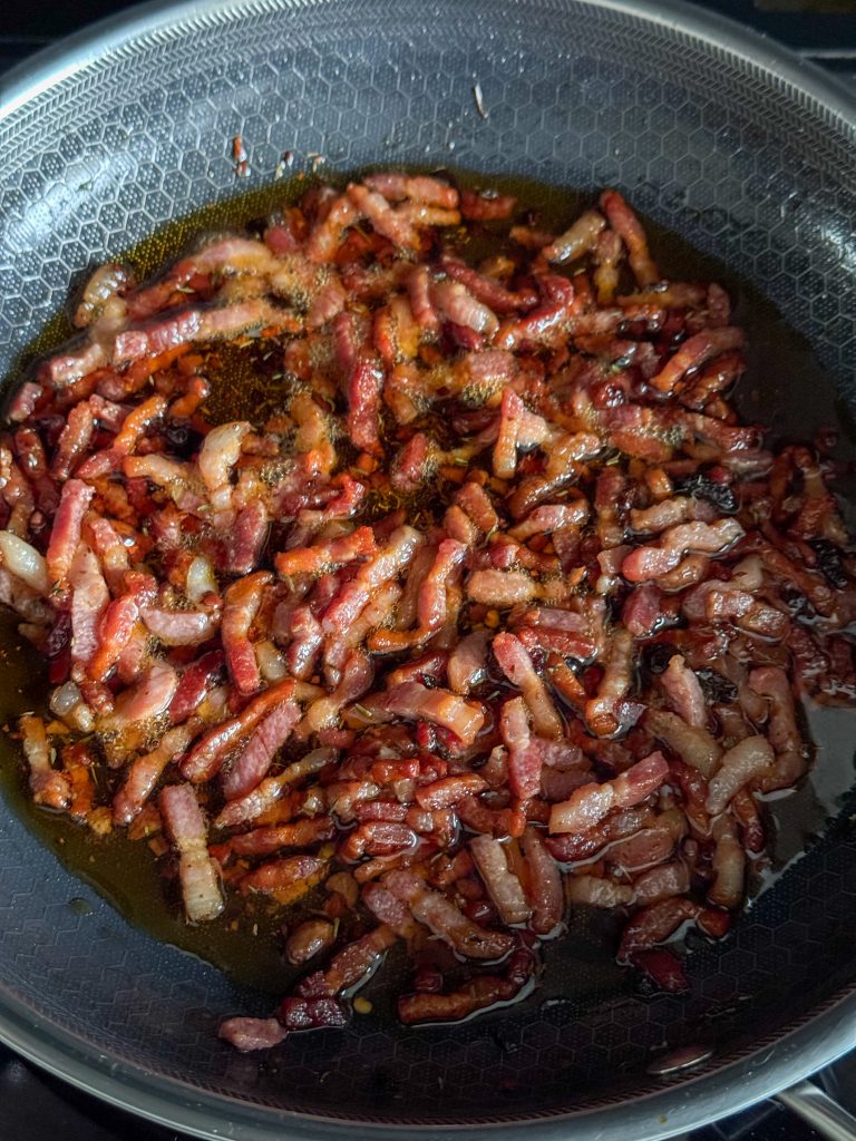 Spekjes krokant bakken met crispy chili olie en tijm