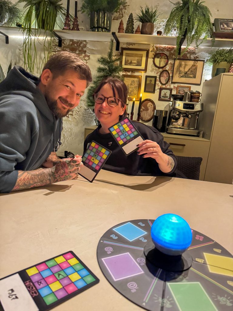 Spelletjesavond thuis met Hitster aan de eettafel