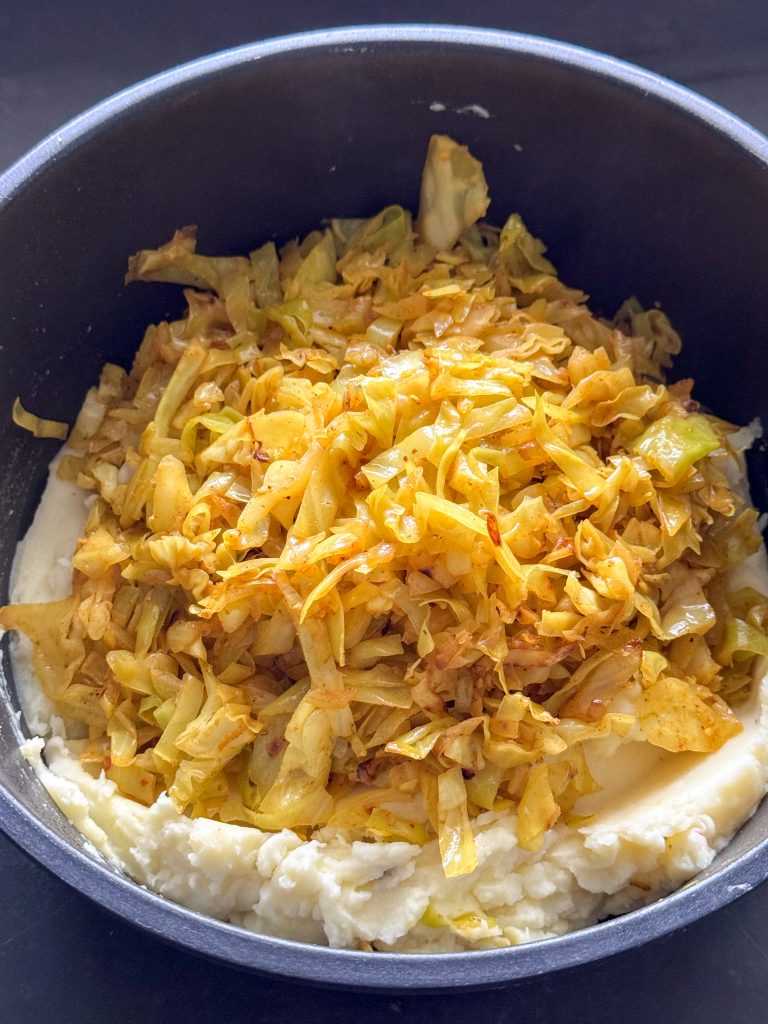 Spitskool mengen door aardappelpuree