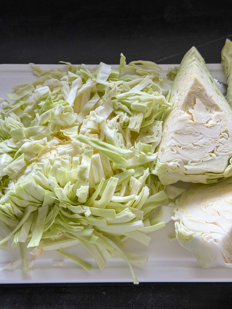 Spitskool in dunne reepjes snijden