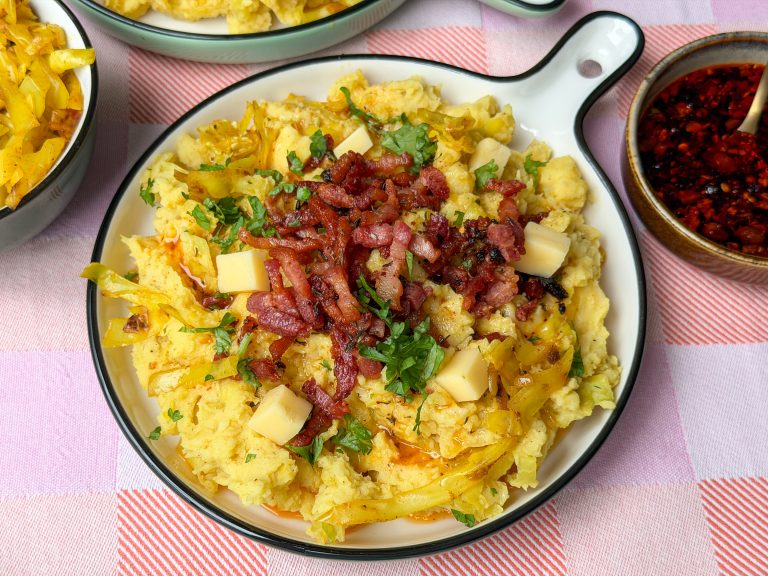 spitskool stamppot met kerrie, spekjes en kaas