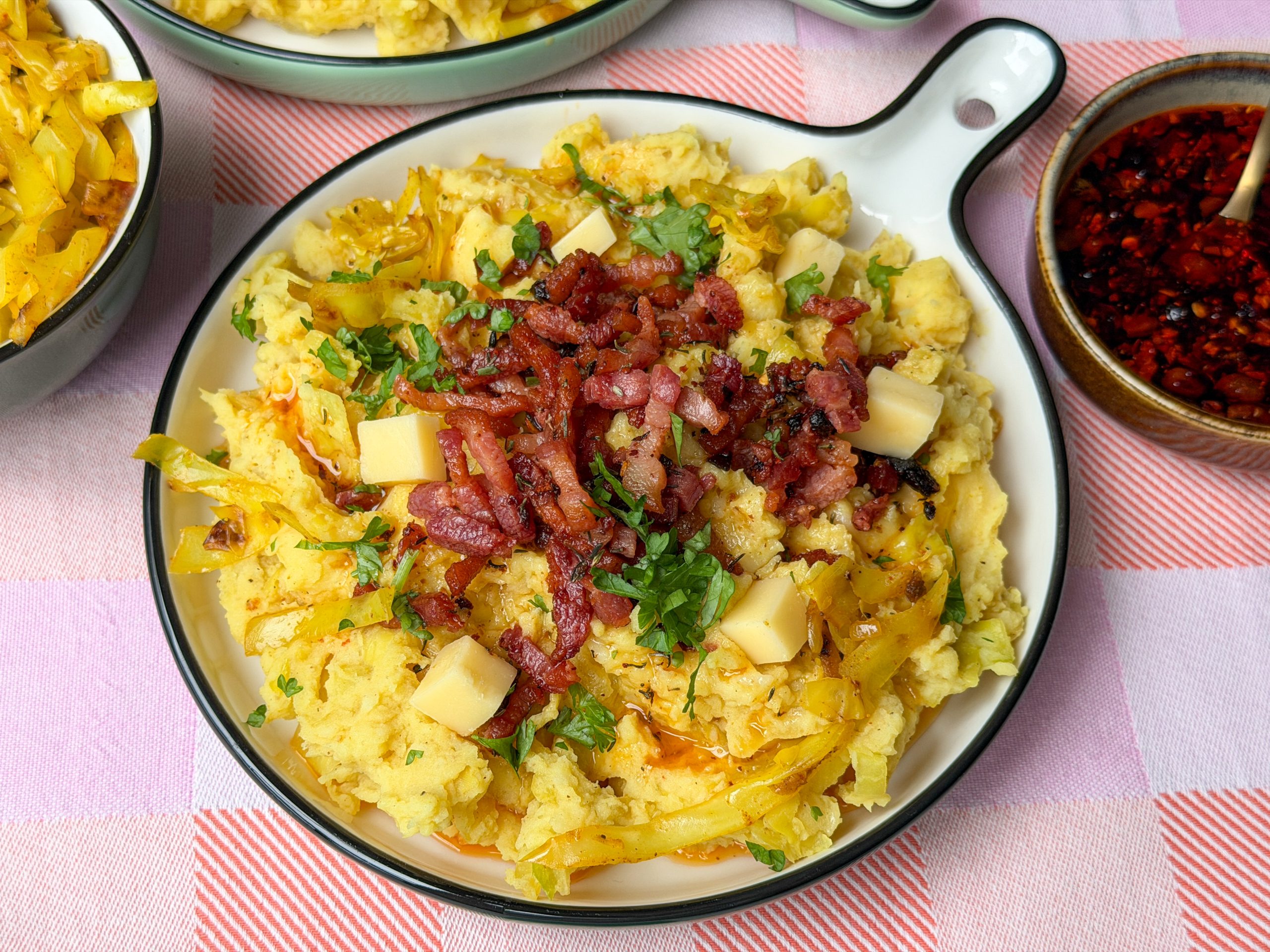 spitskool stamppot met kerrie, spekjes en kaas