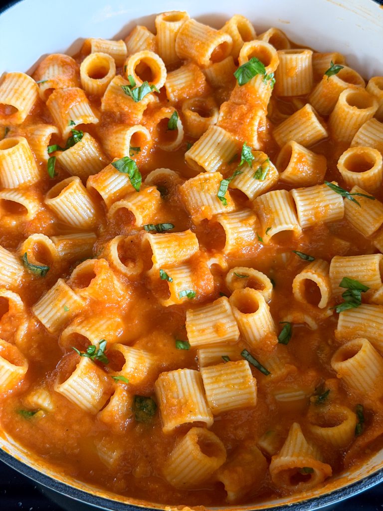 Pasta mengen met pompoensaus