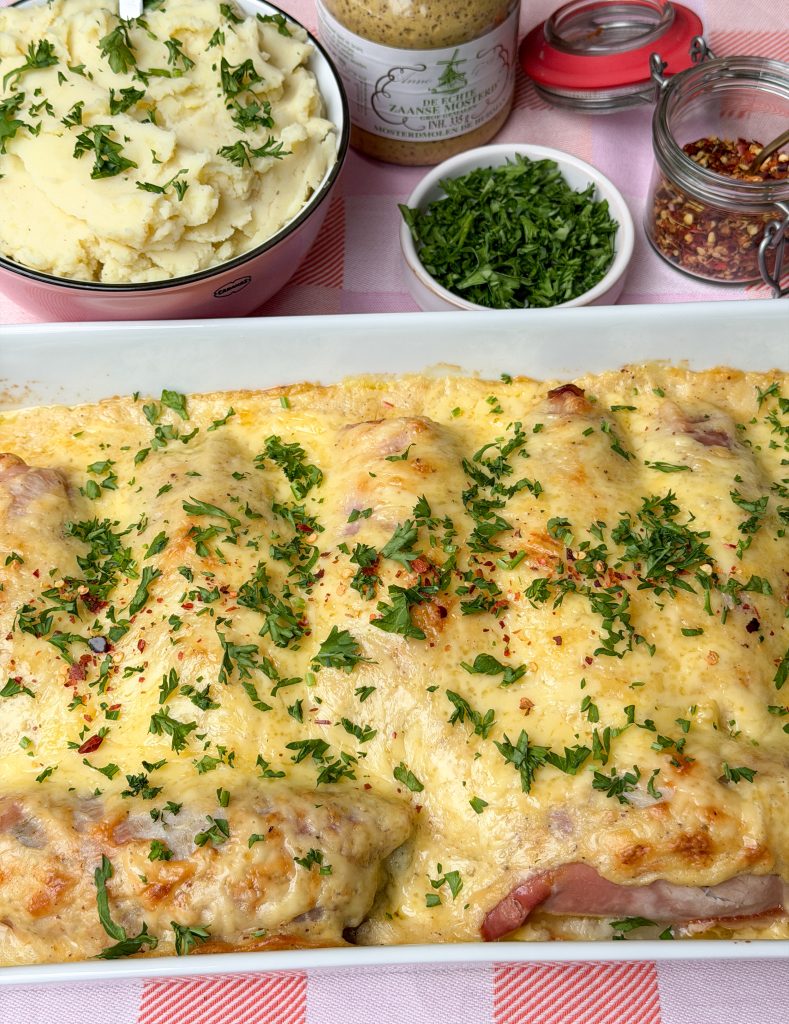 Witlof met ham en kaas uit de oven in ovenschaal eindresultaat