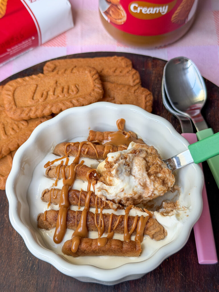 Structuur van yoghurt met zachte Biscoff koekjes