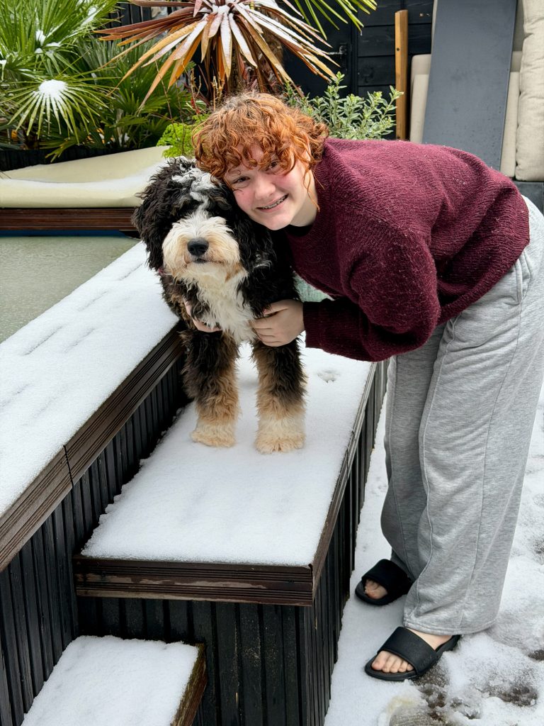 Amaranthe knuffelt Legend buiten in de sneeuw