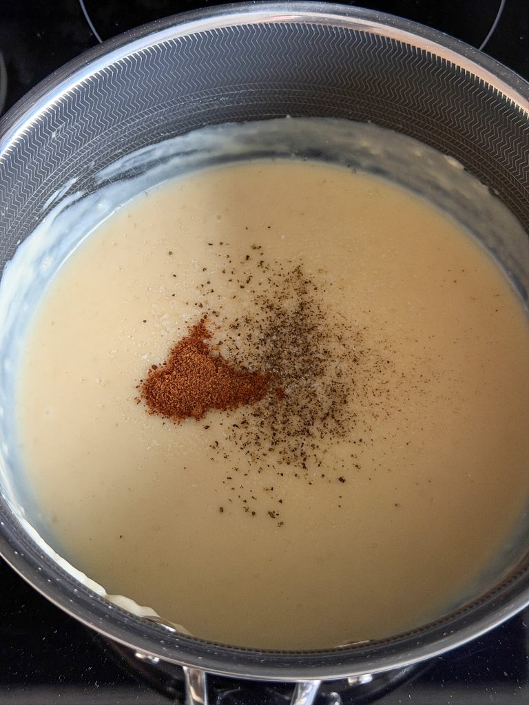 bechamelsaus maken en op smaak brengen met specerijen