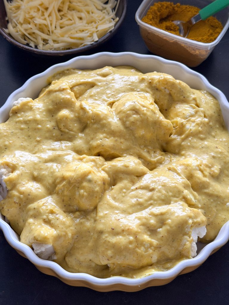 Bechamelsaus verdelen over de bloemkool