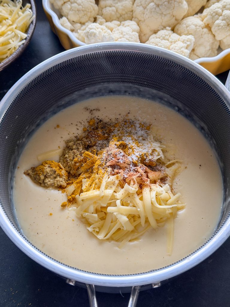 Bechamelsaus met specerijen, kaas en mosterd maken voor bloemkool ovenschotel