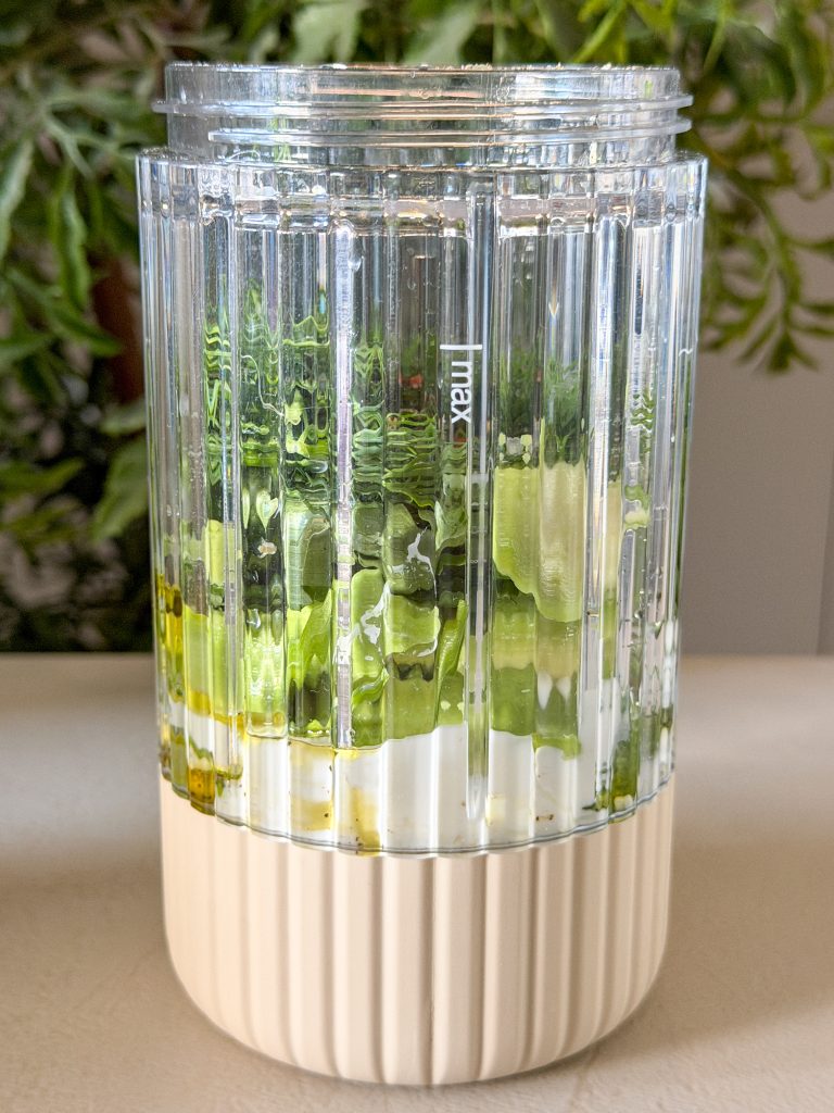 Ingrediënten in blender doen voor dressing met avocado