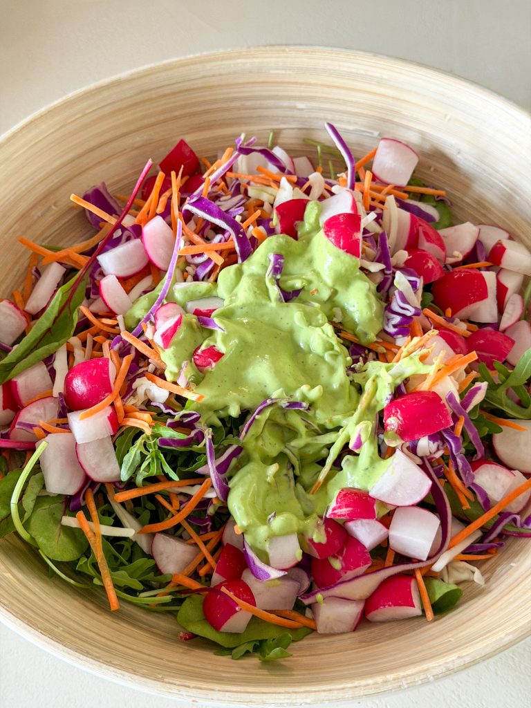 salade mengen met avocado-yoghurt dressing