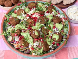Falafel salade met romige avocado-yoghurt dressing, feta en granaatappel