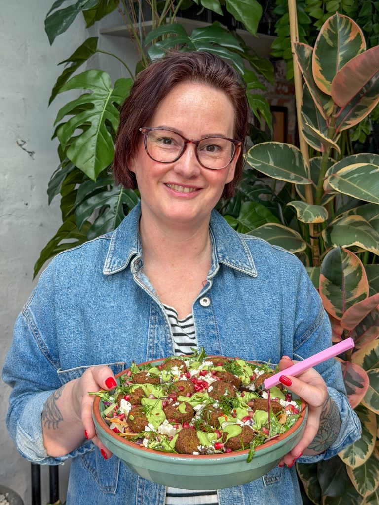 Falafel salade wordt geserveerd met avocado-yoghurtdressing