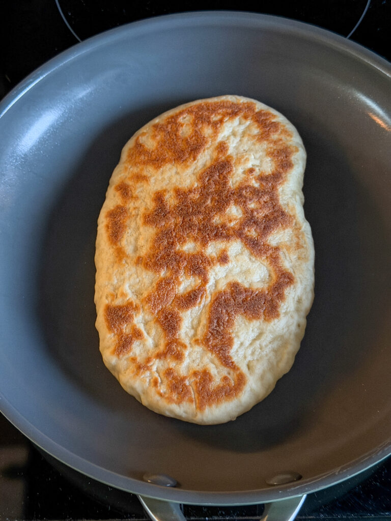 Flatbread goudbruin bakken in koekenpan