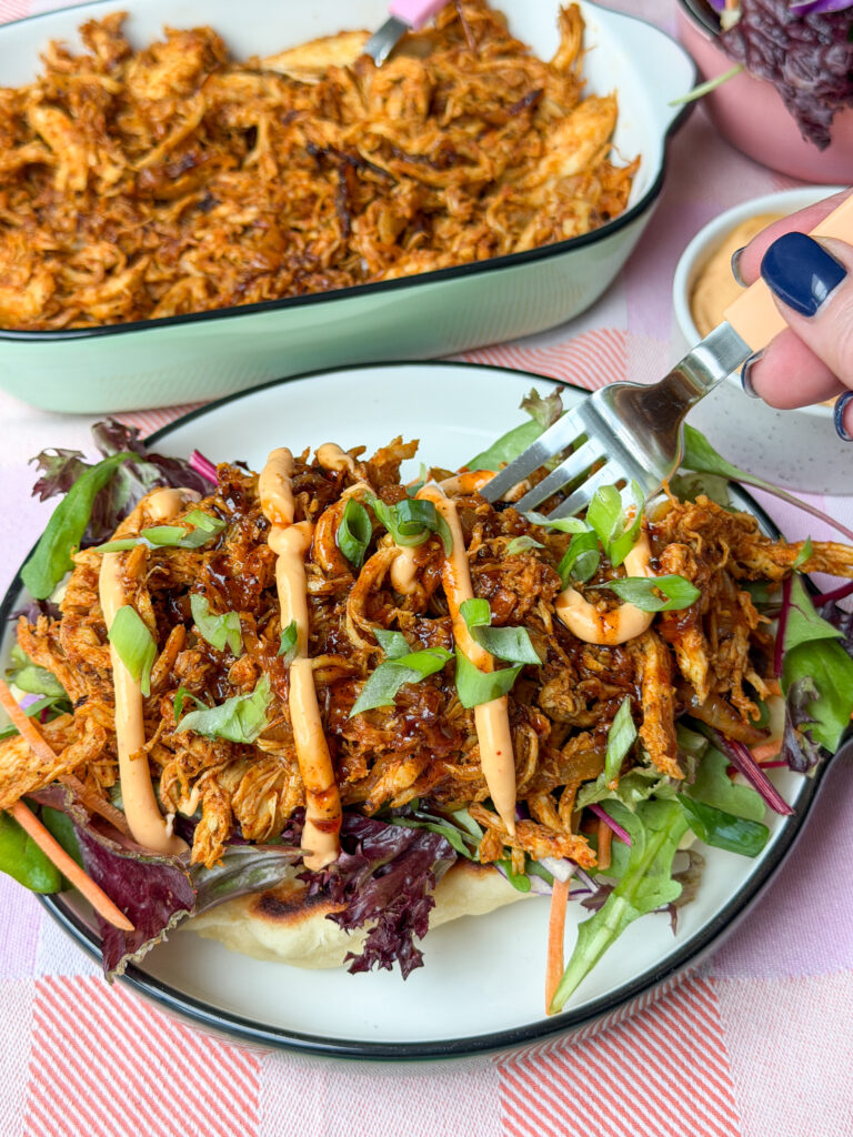 Pulled chicken met BBQ-saus en sriracha mayonaise op zelfgemaakt flatbread