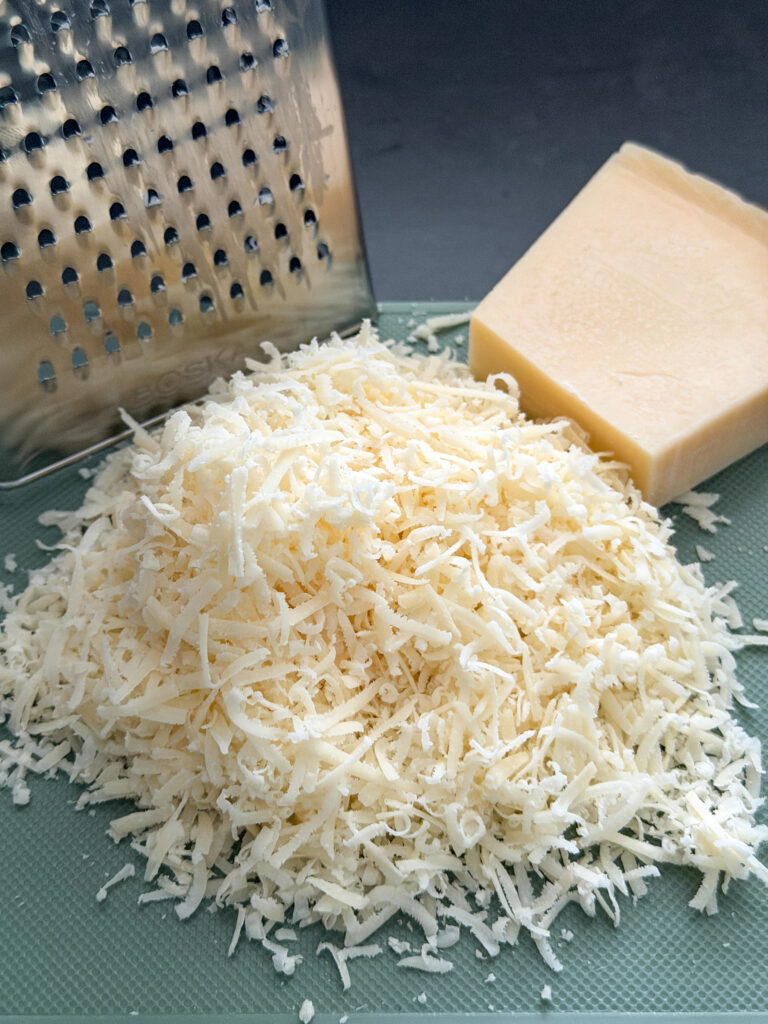 Grana Padano raspen voor in de saus