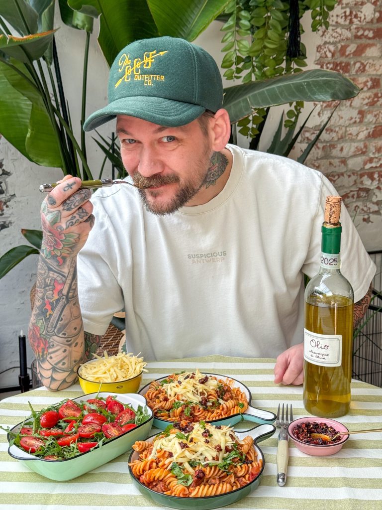 Pasta met crispy chili olie en tomatensaus, recept uit weekmenu 4