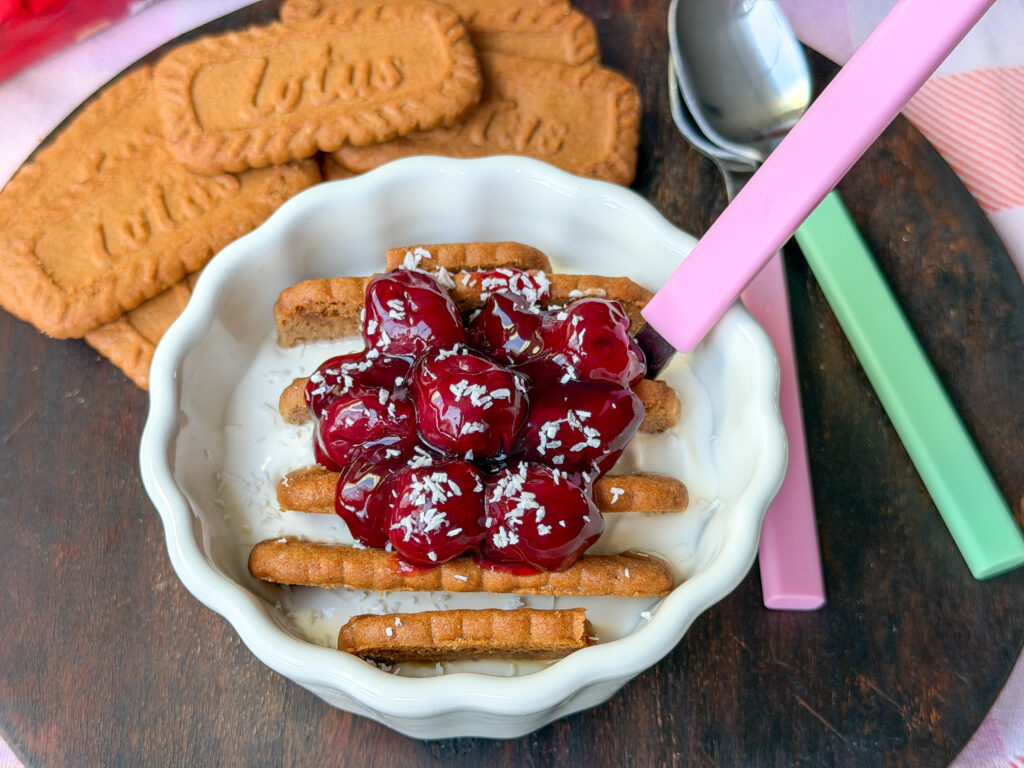 Toetje met yoghurt, biscoff koekjes en vlaaifruit kersen