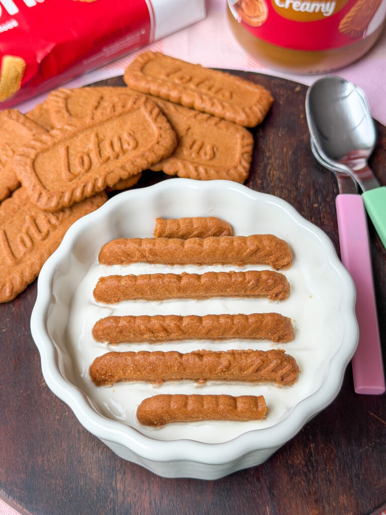 Japans cheesecake met yoghurt en Lotus Biscoff koekjes in een schaaltje