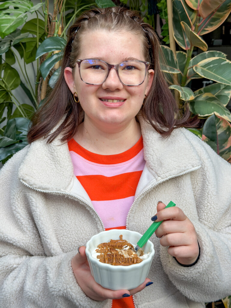Japanse cheesecake met yoghurt en Biscoff koekjes geserveerde als toetje