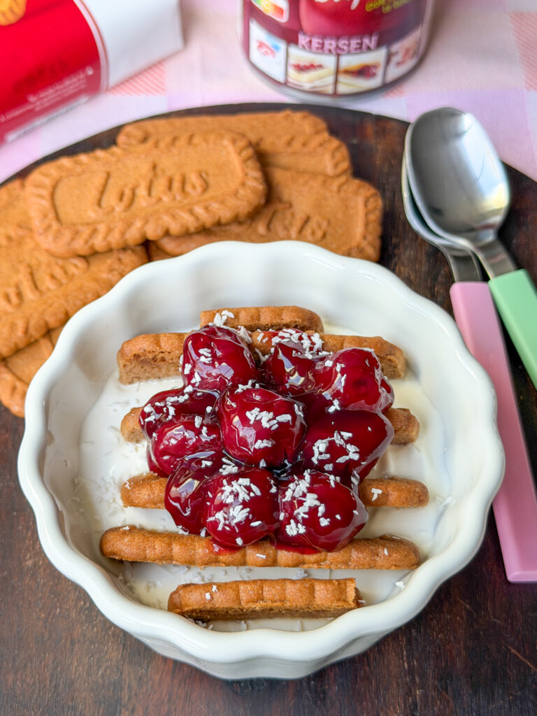 Japanse cheesecake met vlaaifruit kersen in een schaaltje