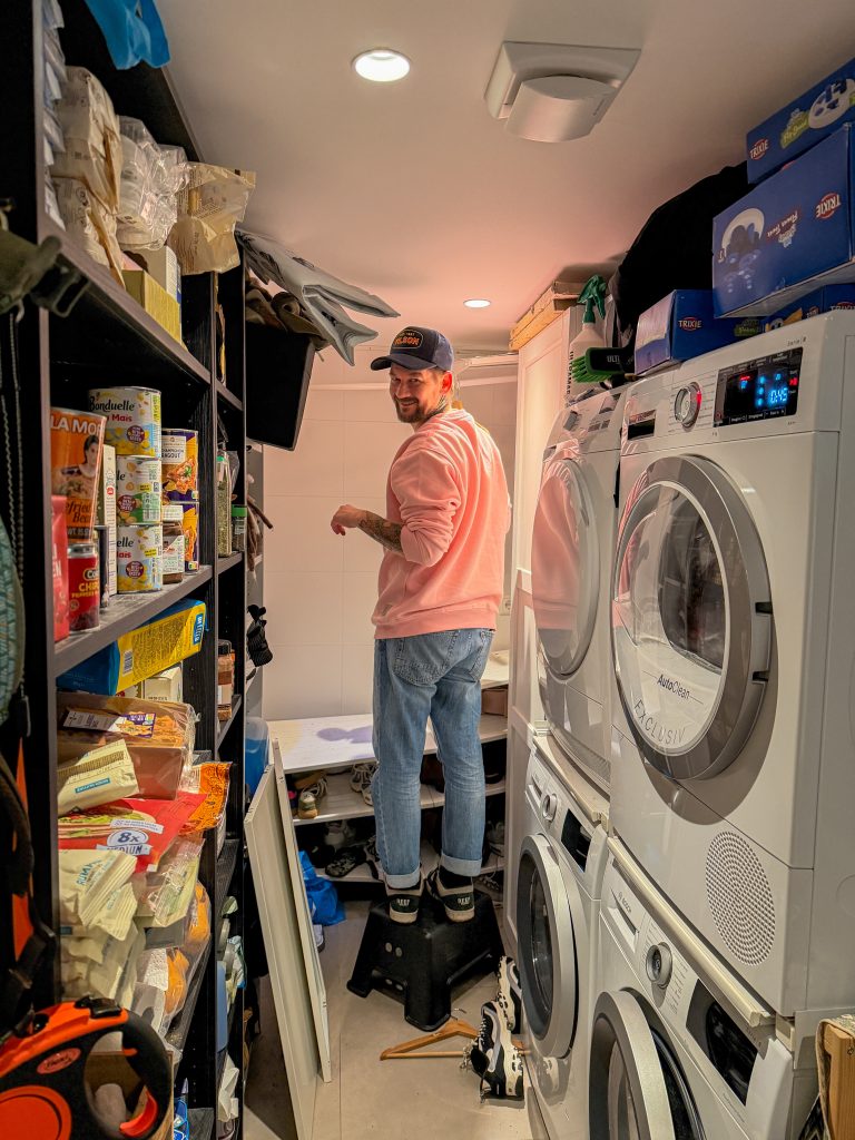 Jan Willem die de kapotte kapstop aan het reparen is