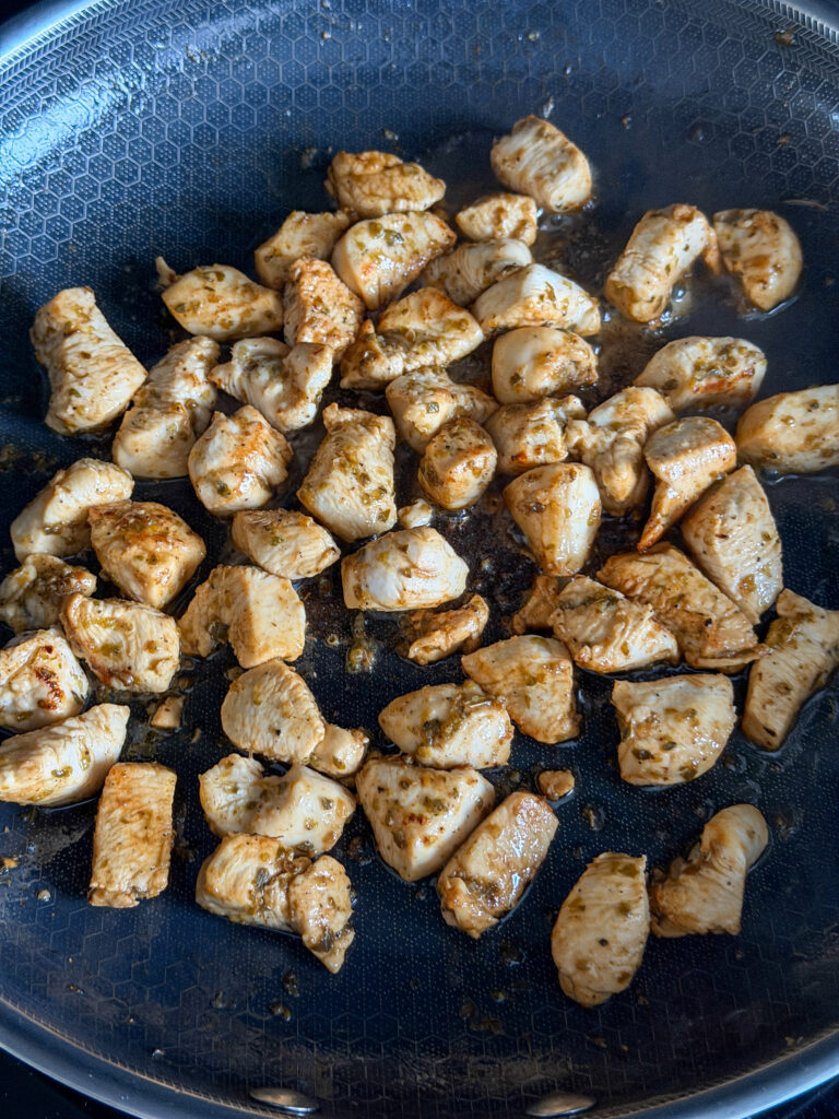 Kip goudbruin bakken in pan