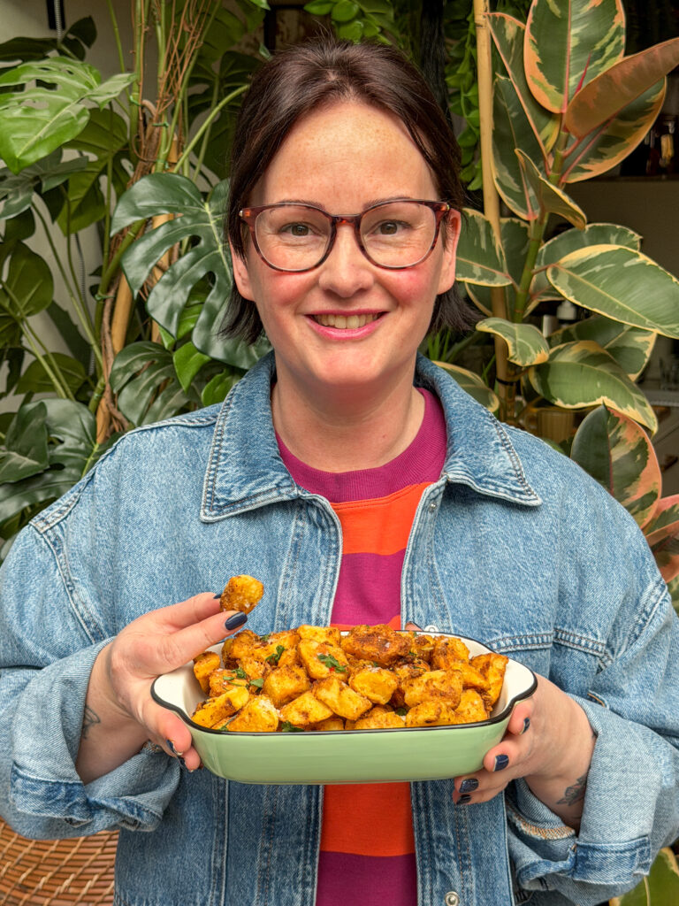 Marie Louise serveert Mexicaanse krokante aardappels uit de oven